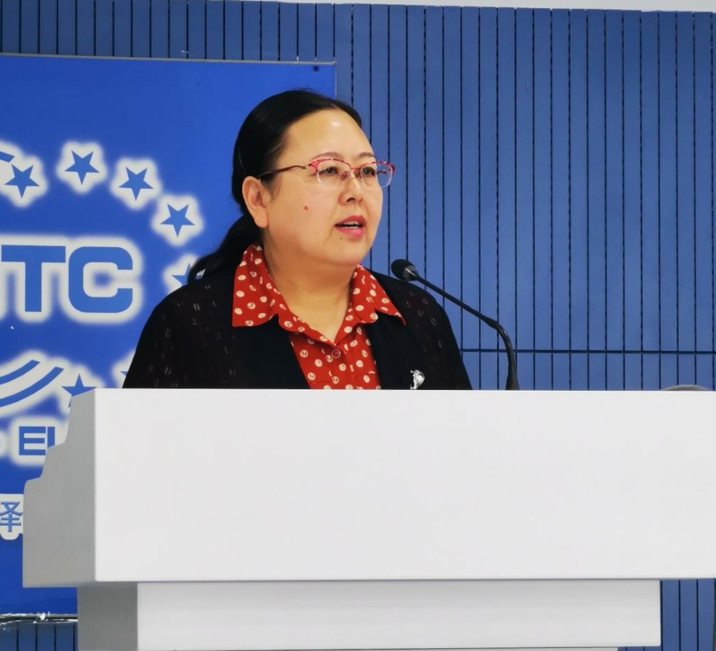 图片包含 游戏机, 电脑, 站, 桌子

描述已自动生成