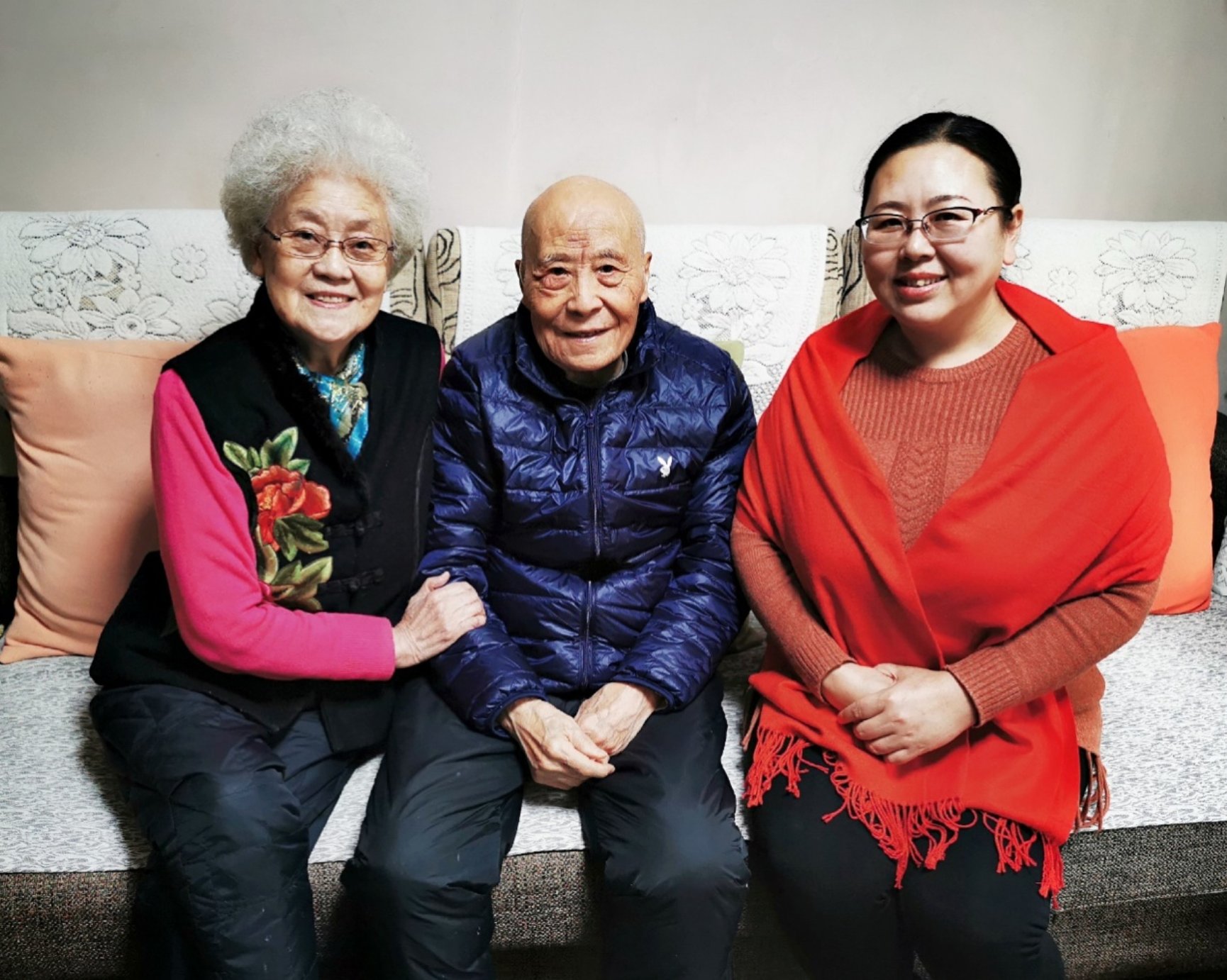 图片包含 人员, 墙壁, 伪装, 下一个

描述已自动生成